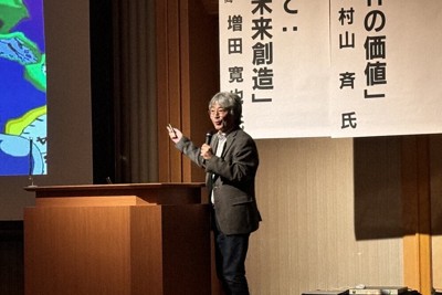 国際リニアコライダー（ILC）誘致のための講演会で登壇する東京大特別教授の村山斉さん＝盛岡市内で2025年12月8日、佐藤岳幸撮影