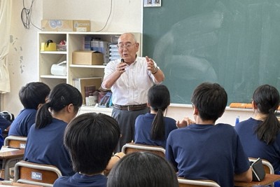 地元住民を講師として迎え、地域の歴史や防災活動について学ぶ「崎山学習会」の様子＝岩手県宮古市立崎山中提供