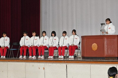 壇上で抱負を語る春日部女子高校陸上競技部の選手ら＝埼玉県春日部市粕壁東の同校で2025年12月12日、板鼻歳也撮影