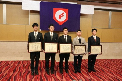 長野県高野連の優秀選手表彰を受けた選手たち＝長野県松本市で2025年12月12日、高橋秀明撮影