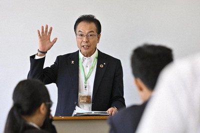 授業でプレゼンを終えた東濃高の生徒に話をする渡辺幸伸御嵩町長＝岐阜県御嵩町で