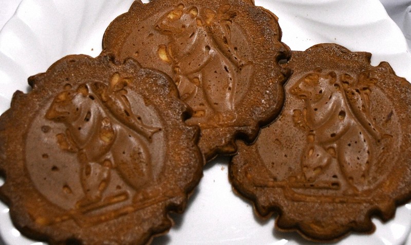 千秋庵の銘菓「山親爺」のCM題材にした絵本出版 14日まで記念展 | 毎日新聞