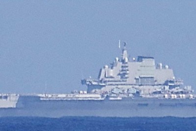 中国海軍の空母「遼寧」＝防衛省提供