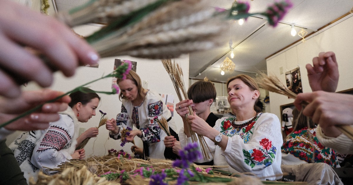 祖国思うクリスマス 日本で過ごすウクライナの人々 | 毎日新聞