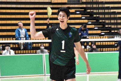 準決勝で得点に拳を振って喜ぶ専大の甲斐優斗選手。感情を表に出してチームを引っ張った＝東京・大田区総合体育館で2025年12月6日、小林悠太撮影