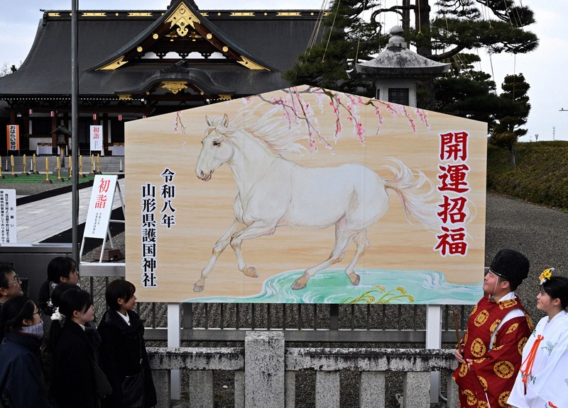 26年の干支にちなんだ巨大絵馬がお披露目 幅3m超え 山形 [写真特集1/5
