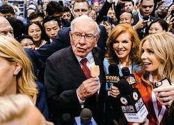 バークシャー・ハサウェイ社の年次総会（2019年）に出席するウォーレン・バフェット氏＝Bloomberg