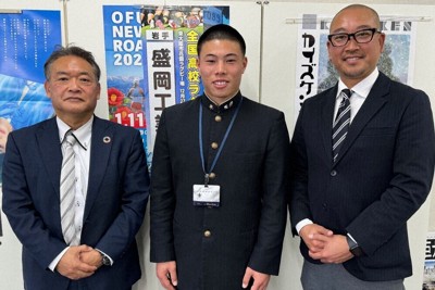 毎日新聞盛岡支局を表敬訪問した盛岡工ラグビー部の小原義巧監督（右）と晴沢勇天主将（中央）。左は菅原基校長＝盛岡市内で2025年12月11日、佐藤岳幸撮影