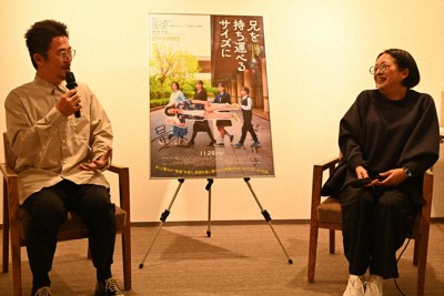 「兄を持ち運べるサイズに」の中野量太監督（左）と原作者の村井理子さん＝宮城県多賀城市立図書館で2025年10月28日、百武信幸撮影