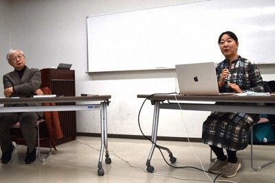 対談する荻野富士夫名誉教授（左）と阿古智子教授＝東京都中野区の新井区民活動センターで2025年11月29日、藤田祐子撮影