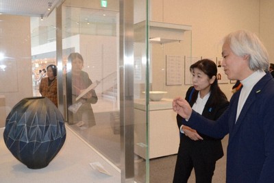 自作のつぼを石原恵利子・島根県副知事（右から2人目）に紹介する内田和秀さん＝松江市袖師町の県立美術館で2025年12月11日午後2時3分、村瀬達男撮影