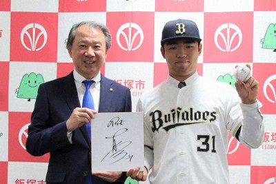 武井政一市長（左）を表敬訪問した藤川敦也投手＝福岡県飯塚市で（飯塚市提供）