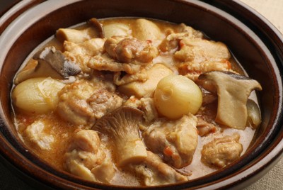 鶏肉のビール煮＝尾籠章裕撮影