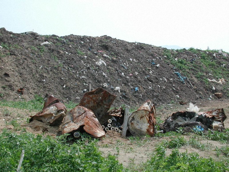 青森・岩手県境の産廃不法投棄：ごみの山消えても有害物質 撤去・浄化