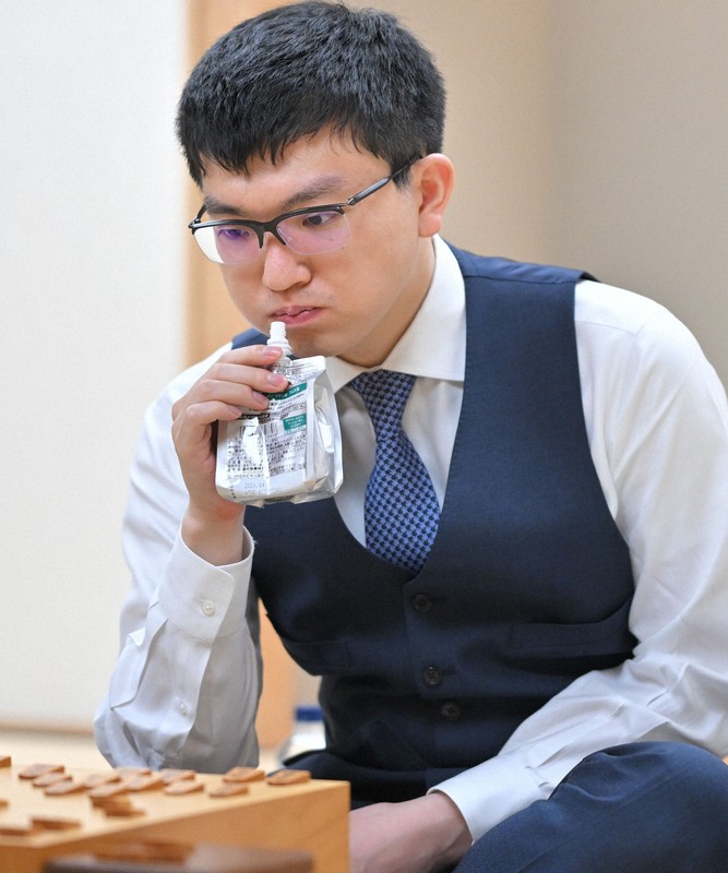 ゼリー飲料を口にする永瀬拓矢九段＝東京都渋谷区の将棋会館で2025年10月26日、岩下幸一郎撮影