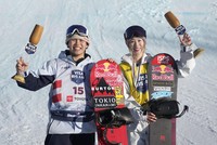 Japen's men's big air winner Hiroto Ogiwara, left, and women's winner Miyabi Onitsuka pose for a photo after a snowboarding World Cup event at Steamboat Springs, Colorado, on Dec. 13, 2025. (Kyodo)