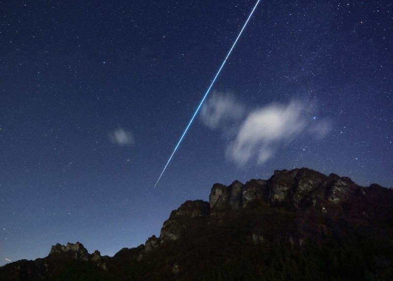 夜空にレールくっきり ふたご座流星群 | 毎日新聞