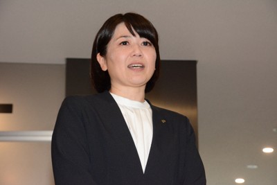 市議会による辞職の同意の後、報道陣の取材に応じた小川晶・前橋市長＝前橋市の議会庁舎で2025年11月27日午後3時36分、加藤栄撮影