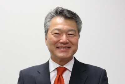 一番のお気に入りだという、4すくいで300トン級トラックを満杯にできる同社の超大型油圧ショベルのミニチュアを手にする先崎正文・日立建機社長＝東京都台東区で2025年8月29日午前10時2分、山越峰一郎撮影