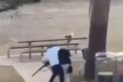 シドニー銃撃　銃を奪い取る通行人の動画が拡散　「英雄」とたたえる
