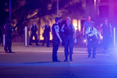 銃撃事件後、ボンダイビーチ周辺を巡回する警察官たち＝シドニーで2025年12月14日、ロイター