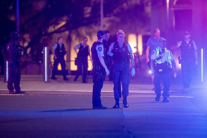 銃撃事件後、ボンダイビーチ周辺を巡回する警察官たち＝シドニーで2025年12月14日、ロイター