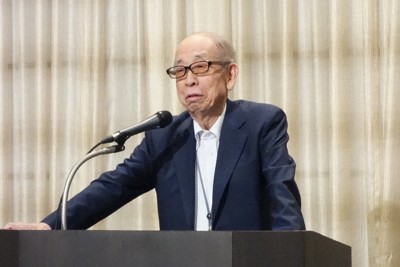 会合でスピーチする末吉さん＝北九州市小倉北区で2023年7月8日午後6時8分、宮本勝行撮影