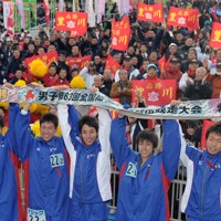 2012年の全国高校駅伝で初出場初優勝を果たし、喜ぶ豊川の選手たち。仙台育英から転校してきたメンバーが中心となった＝京都市右京区の西京極陸上競技場で2012年12月23日、三浦博之撮影