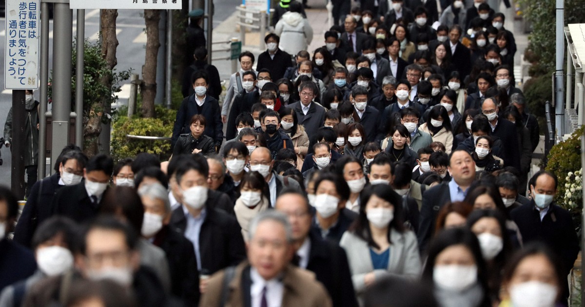 新型コロナウイルスの影響を受け、マスクをつけて通勤する人たち＝東京都中央区で2020年3月4日午前8時22分、小川昌宏撮影