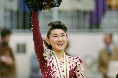 【アルベールビル五輪】観客の声援に応える銀メダルを獲得した伊藤みどり＝仏・アルベールビルで1992年2月21日、渡部聡撮影