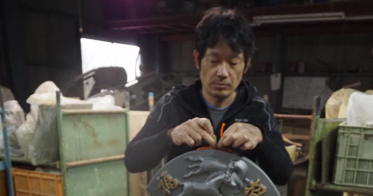 Easy Japanese news in translation: Shipping of horse tile ornaments busy in Hyogo Prefecture