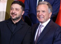 独ベルリンで15日に協議に臨んだウクライナのゼレンスキー大統領（左）と米国の特使ウィットコフ氏＝AP