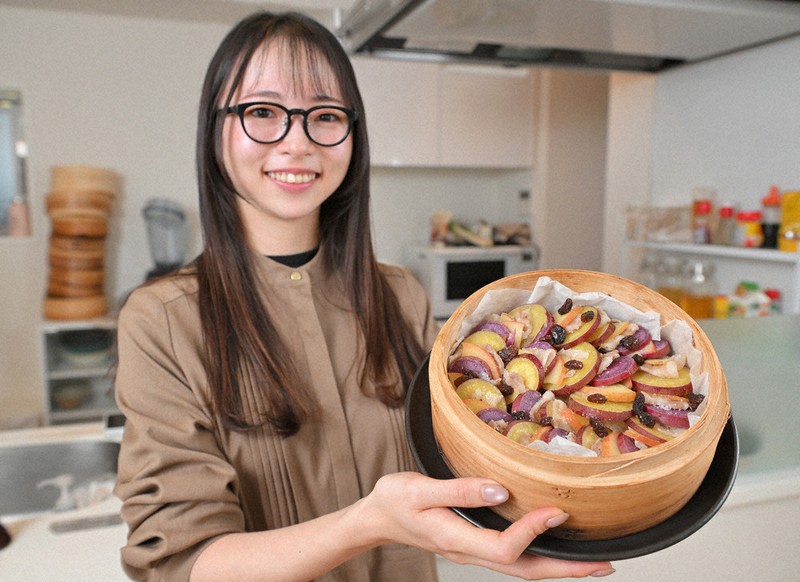 完成した「サツマイモとリンゴのミルフィーユ蒸し」を手にするりよ子さん