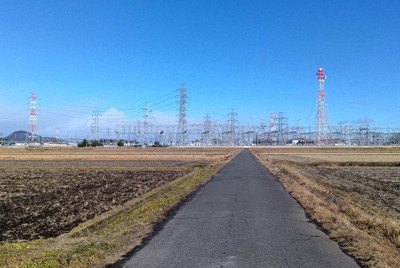 正面が東京電力パワーグリッド新栃木変電所。手前が、南側隣接地にあたる。左端は新幹線の高架＝宇都宮市相野沢町で2025年12月15日、有田浩子撮影