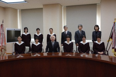 津久井治男副知事（下列左から3人目）を訪問した共愛学園の選手たち＝前橋市の県庁で2025年12月15日、加藤栄撮影