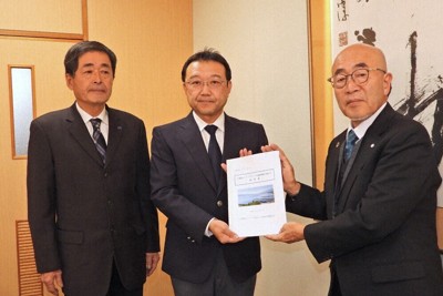宮坂徹・下諏訪町長（右）に要望書を手渡す木下芳樹・県協会理事長（中）と小口正志・町漕艇協会会長＝長野県下諏訪町役場で2025年12月12日、宮坂一則撮影