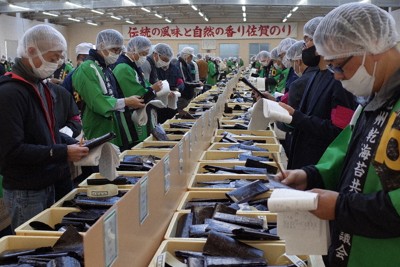 県有明海漁協であった今季最初の入札会＝佐賀市で2025年12月15日午前9時38分、西貴晴撮影