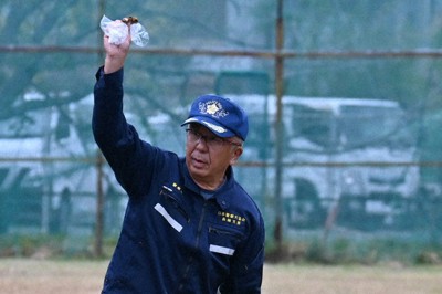 審査会に臨む犬と指導手＝長崎市稲佐町で2025年11月19日午前11時19分、添谷尚希撮影