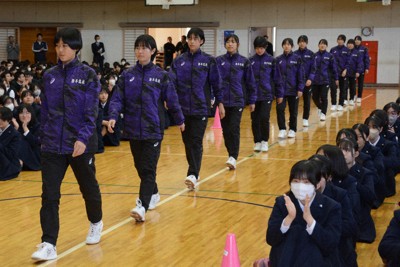 全校生徒に拍手で迎えられる選手たち＝長崎県諫早市で2025年12月15日午後3時29分、松尾雅也撮影