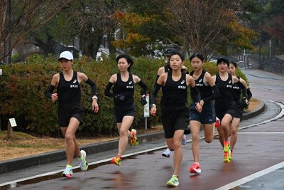 都大路に向けて練習する諫早の選手たち＝長崎県諫早市宇都町で2025年12月13日午後4時6分、添谷尚希撮影