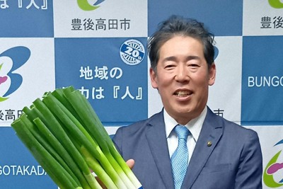 旬入りした白ねぎを手にする和泉陣部会長＝大分県豊後高田市是永町39の豊後高田市役所で2025年12月12日午後1時31分、城井謙治撮影