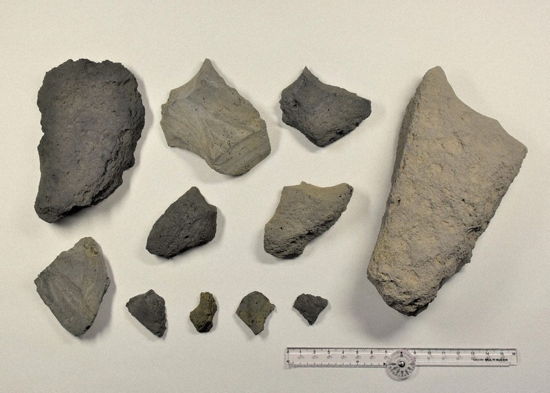 半磨製石器(出土品)　(約10㎝×約10㎝×約2・5㎝) 彩陶渦文双耳壺 | | 収蔵品詳細 | 作品を知る | 東京富士美術館（Tokyo