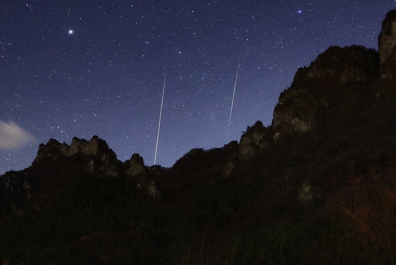 ふたご座流星群：ふたご座流星群 夜空貫く、2本の矢 | 毎日新聞