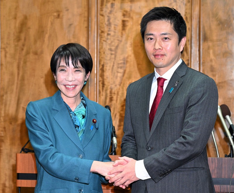 党首会談終了後に行われた共同記者会見で、握手を交わす高市早苗首相(左)と日本維新の会の吉村洋文代表=国会内で2025年12月16日午後6時40分、平田明浩撮影