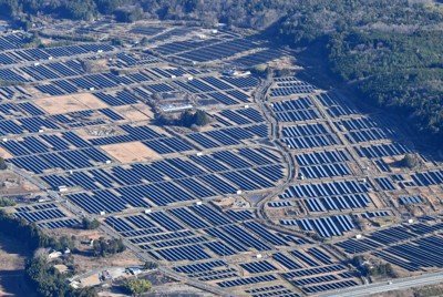 一面に広がるメガソーラー（写真と本文は関係ありません）＝福島県浪江町で2025年12月11日午後1時31分、本社ヘリから西夏生撮影