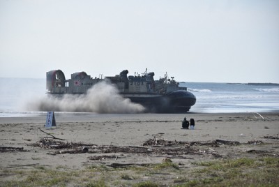 砂浜で上陸訓練を繰り返す海上自衛隊のエアクッション艇＝宮崎県日向市のお倉ケ浜で2025年10月17日午前9時28分、平川昌範撮影
