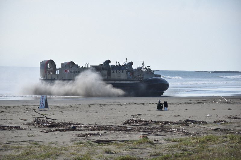 砂浜で上陸訓練を繰り返す海上自衛隊のエアクッション艇＝宮崎県日向市のお倉ケ浜で2025年10月17日午前9時28分、平川昌範撮影