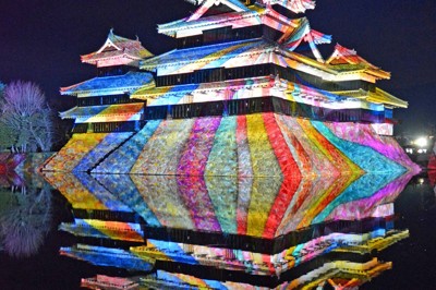 プロジェクションマッピングで多彩な映像が描き出される松本城天守＝松本市の松本城公園で、武田博仁撮影