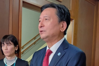 報道陣の質問に答える山口祥義知事（右）＝佐賀市で2025年12月16日午前11時50分、西貴晴撮影