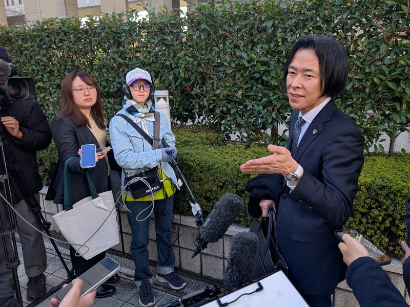 非公開の意見陳述の様子を報道陣に話す高田剛弁護士（右）＝東京都新宿区西新宿2の東京都庁前で2025年12月16日午前11時34分、遠藤浩二撮影